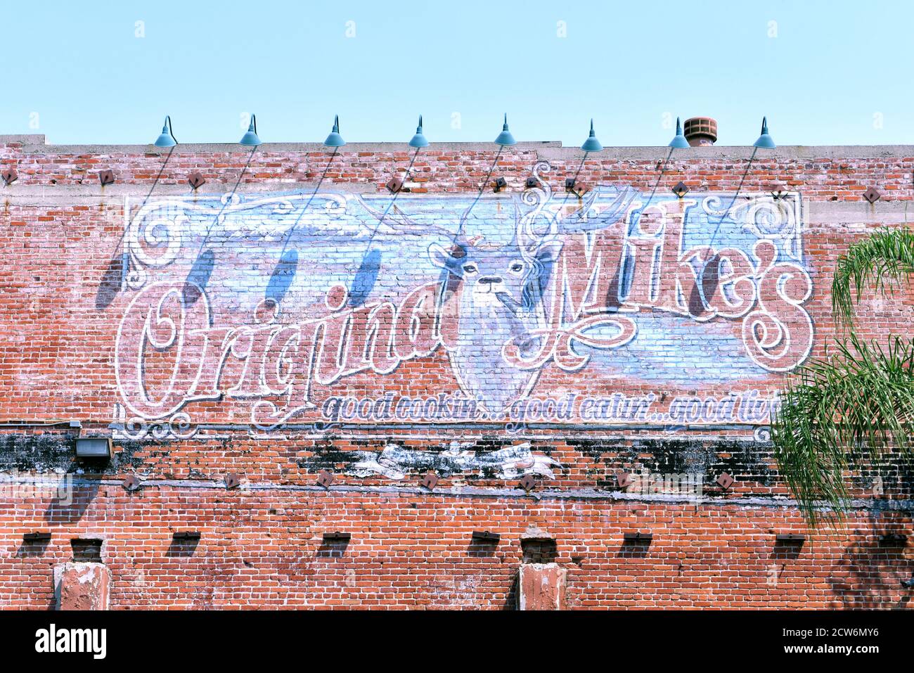 SANTA ANA, CALIFORNIA - 20 AGOSTO 2020: Il ristorante Original Mike's, sulla Main Street, occupa quella che un tempo era la prima carrozza senza cavalli di Santa Ana Foto Stock