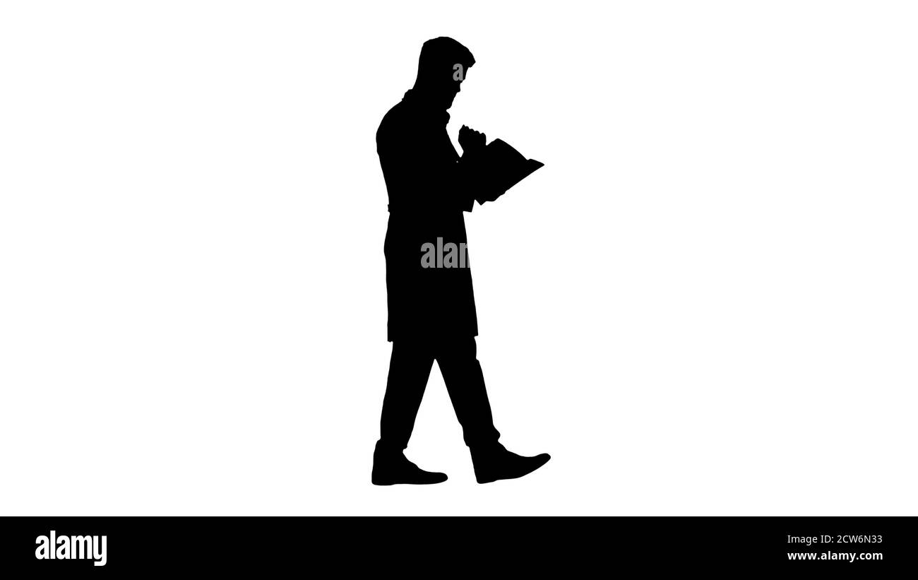 Dottore che legge un libro o un giornale mentre cammina, canale alfa Foto Stock