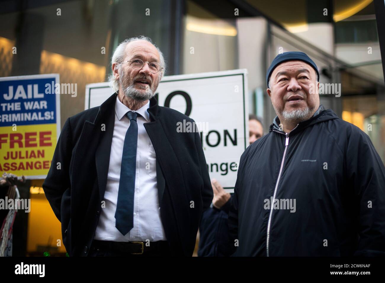 John Shipton, padre di Julian Assange, con l'artista e attivista cinese contemporaneo ai Weiwei dopo una protesta silenziosa fuori dall'Old Bailey di Londra a sostegno di Julian Assange. Il fondatore di WikiLeaks sta combattendo l'estradizione negli Stati Uniti su accuse relative a fughe di documenti classificati che presumibilmente espongono crimini di guerra e abusi. Foto Stock
