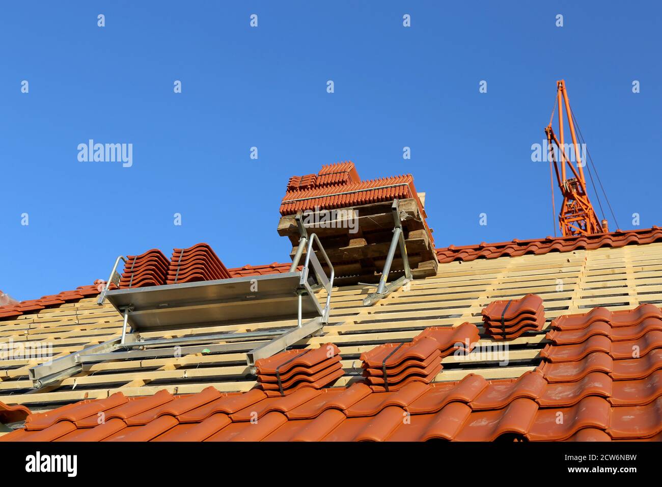 Lavori di copertura, nuova copertura di un tetto in tegole Foto Stock