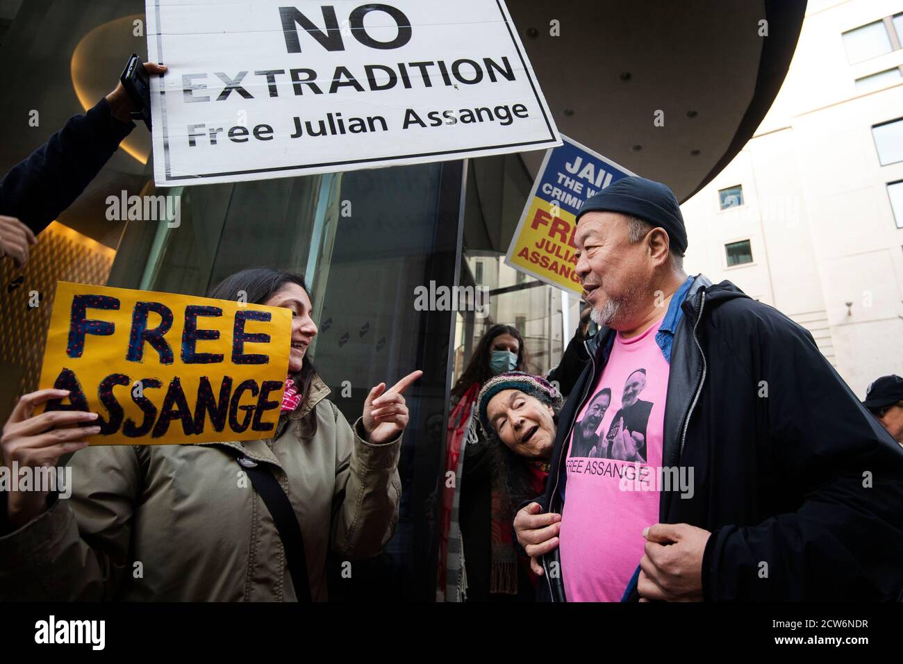 L'artista e attivista cinese contemporaneo ai Weiwei svela una t-shirt raffigurante se stesso con Julian Assange dopo aver fatto una protesta silenziosa fuori dal vecchio Bailey a Londra a sostegno di Assange. Il fondatore di WikiLeaks sta combattendo l'estradizione negli Stati Uniti su accuse relative a fughe di documenti classificati che presumibilmente espongono crimini di guerra e abusi. Foto Stock