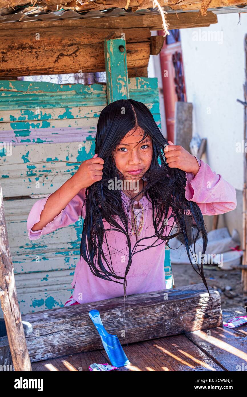 niña lavandose el pelo, aldea de yacón, San Sebastián Lemoa, municipio di Chichicastenango , Quiché, Guatemala, America Centrale Foto Stock