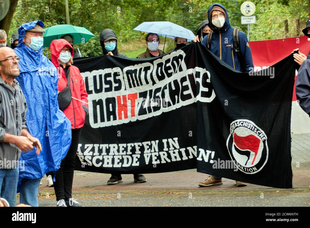 Eschede, Germania, 26 settembre 2020: Manifestanti con un poster contro radicali di destra, fascisti e nazisti Foto Stock