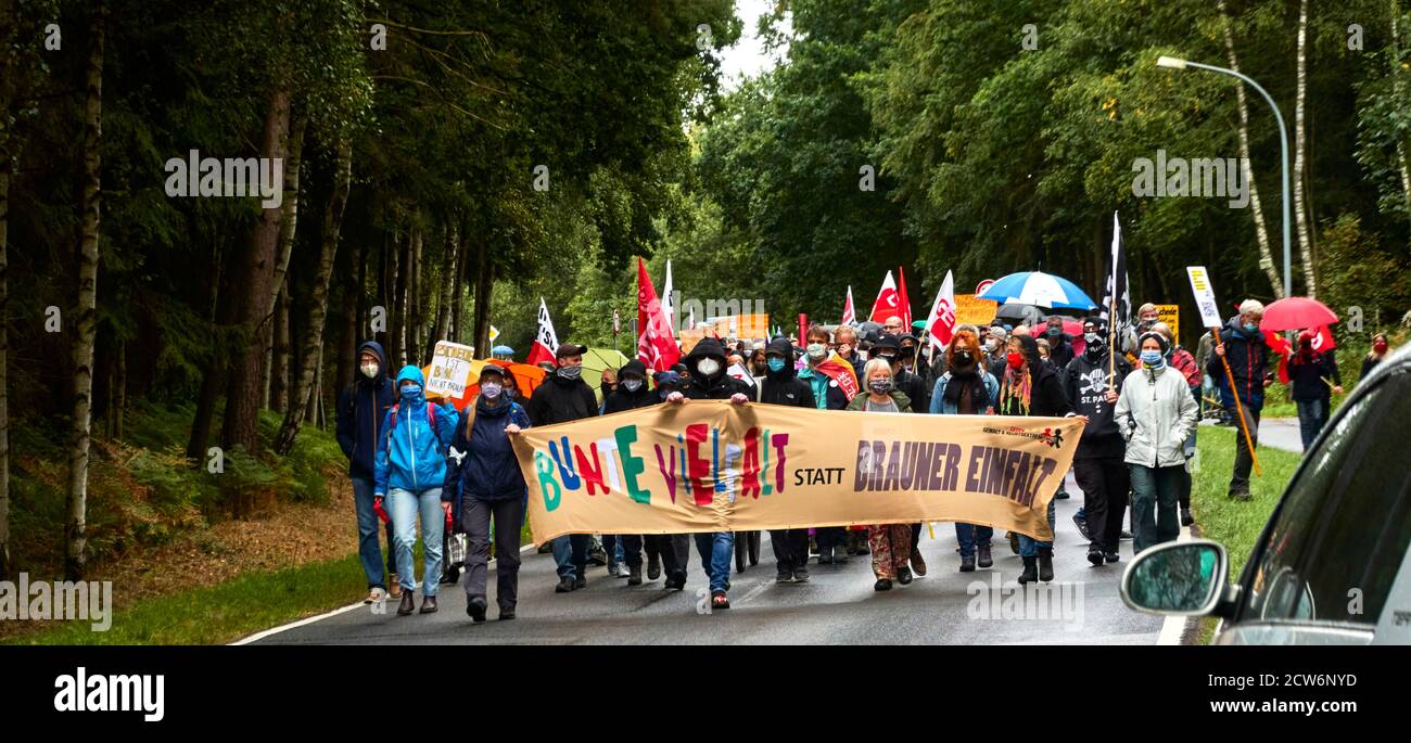 Eschede, Germania, 26 settembre 2020: marcia di dimostrazione dei cittadini sulla strada di campagna verso un'azienda agricola occupata dai nazisti con un poster per la multicultura Foto Stock
