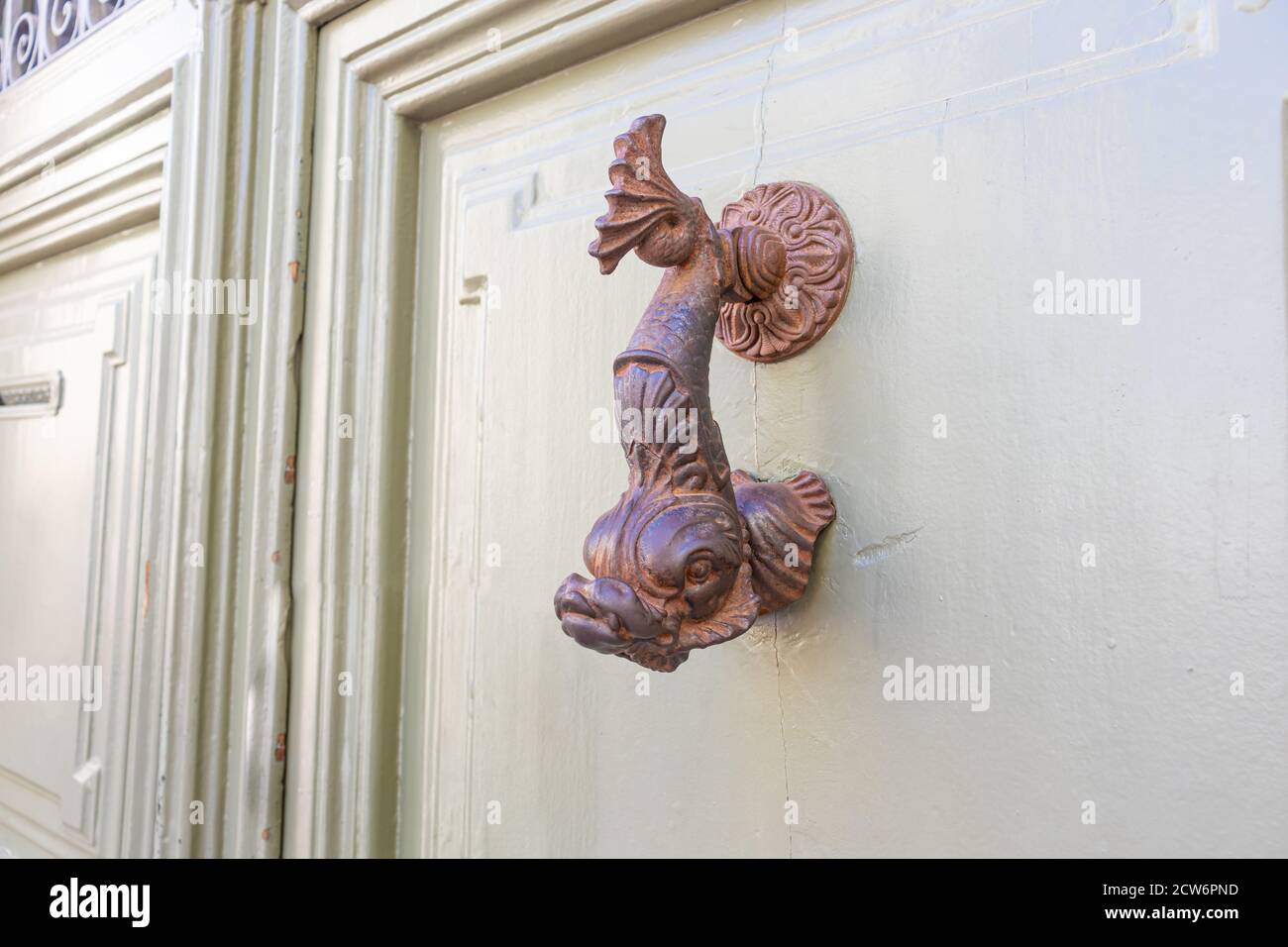 Maniglia medievale della porta pesce favoloso alla superficie di legno della porta Foto Stock