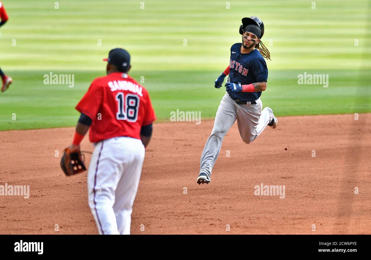 Atlanta, Georgia, Stati Uniti. 27 Settembre 2020. Jonathan Arauz, l'infedele dei Boston Red Sox, perde il casco mentre tenta di rubare la terza base durante il settimo assestamento di una partita di MLB contro gli Atlanta Braves al Truist Park di Atlanta, Georgia. Austin McAfee/CSM/Alamy Live News Credit: CAL Sport Media/Alamy Live News Foto Stock