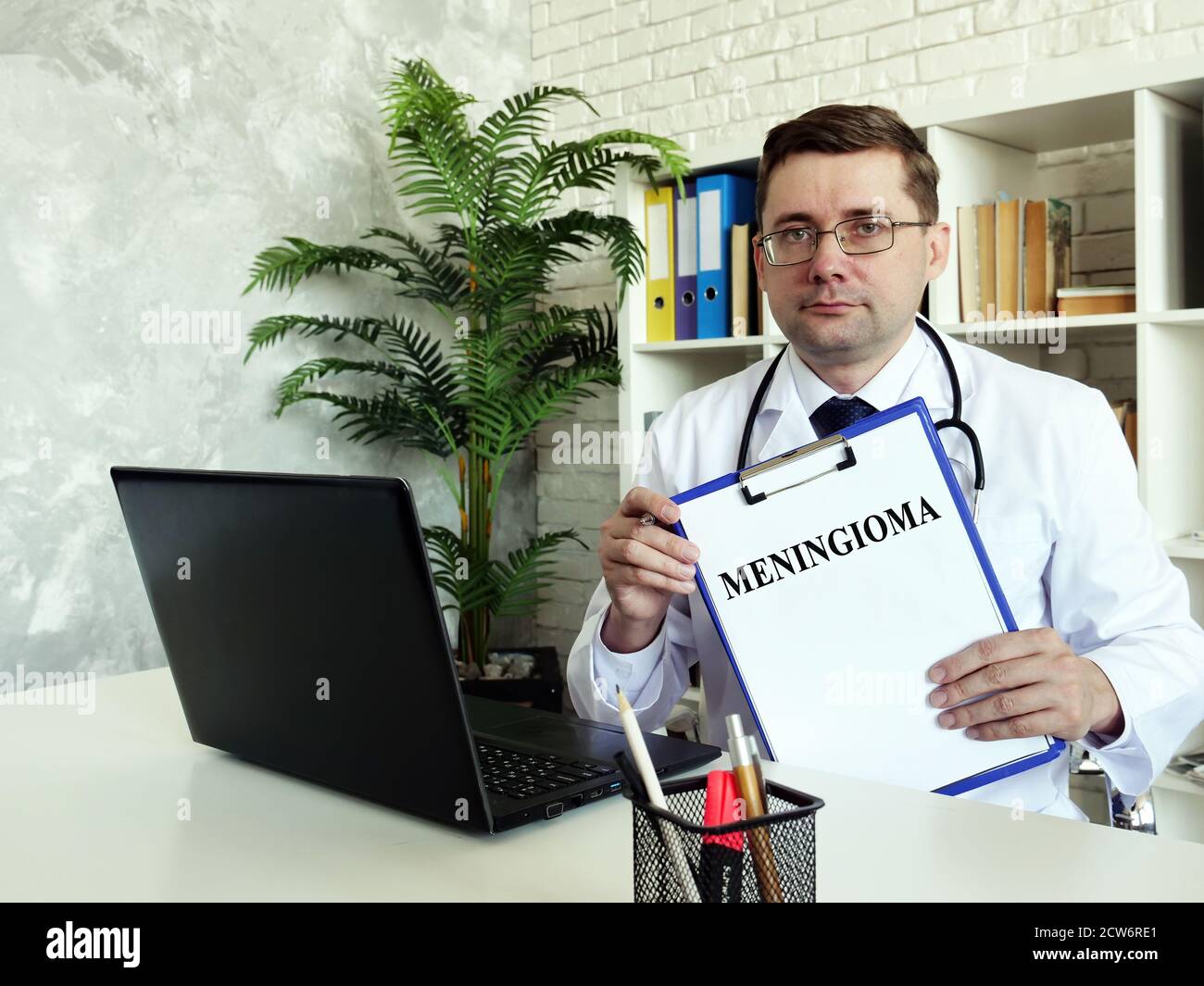 Concetto di meningioma. Il medico tiene una diagnosi nelle sue mani. Foto Stock