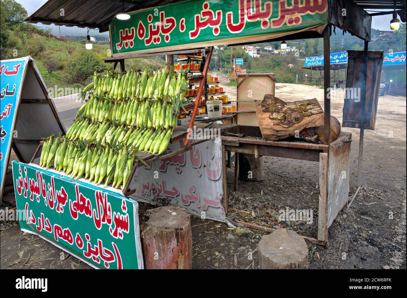 Bancarella di cibo di strada al confine Iran - Azerbaigian nella strada tra Astare e Ardabil, Iran Foto Stock