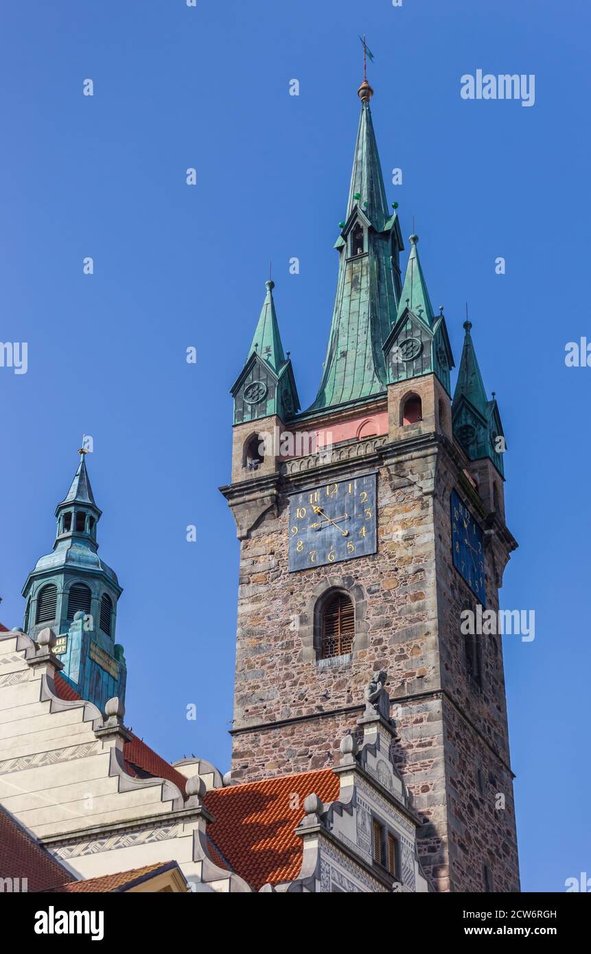 Storica torre nera nel centro di Klatovy, Repubblica Ceca Foto Stock