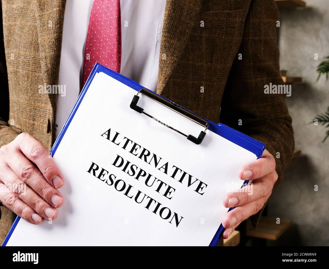 Avvocato offre documenti alternativa risoluzione delle controversie ADR e PEN. Foto Stock