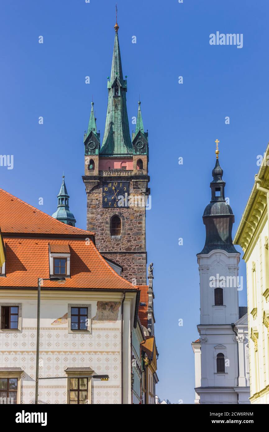 Torre bianca e nera nella storica città di Klatovy, Repubblica Ceca Foto Stock