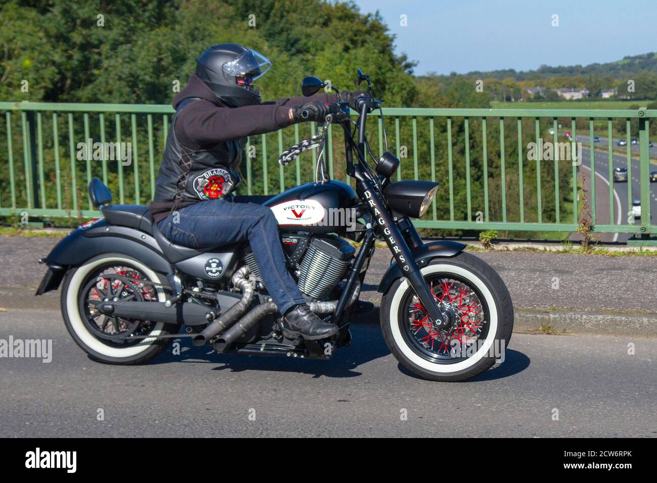 2012 Victory High Ball V Draggers 106 1731cc motocicli da crociera. Ciclista maschile equitazione sport bici da strada sulla strada di campagna che attraversa il ponte autostradale nella rurale Lancashire, Regno Unito Foto Stock