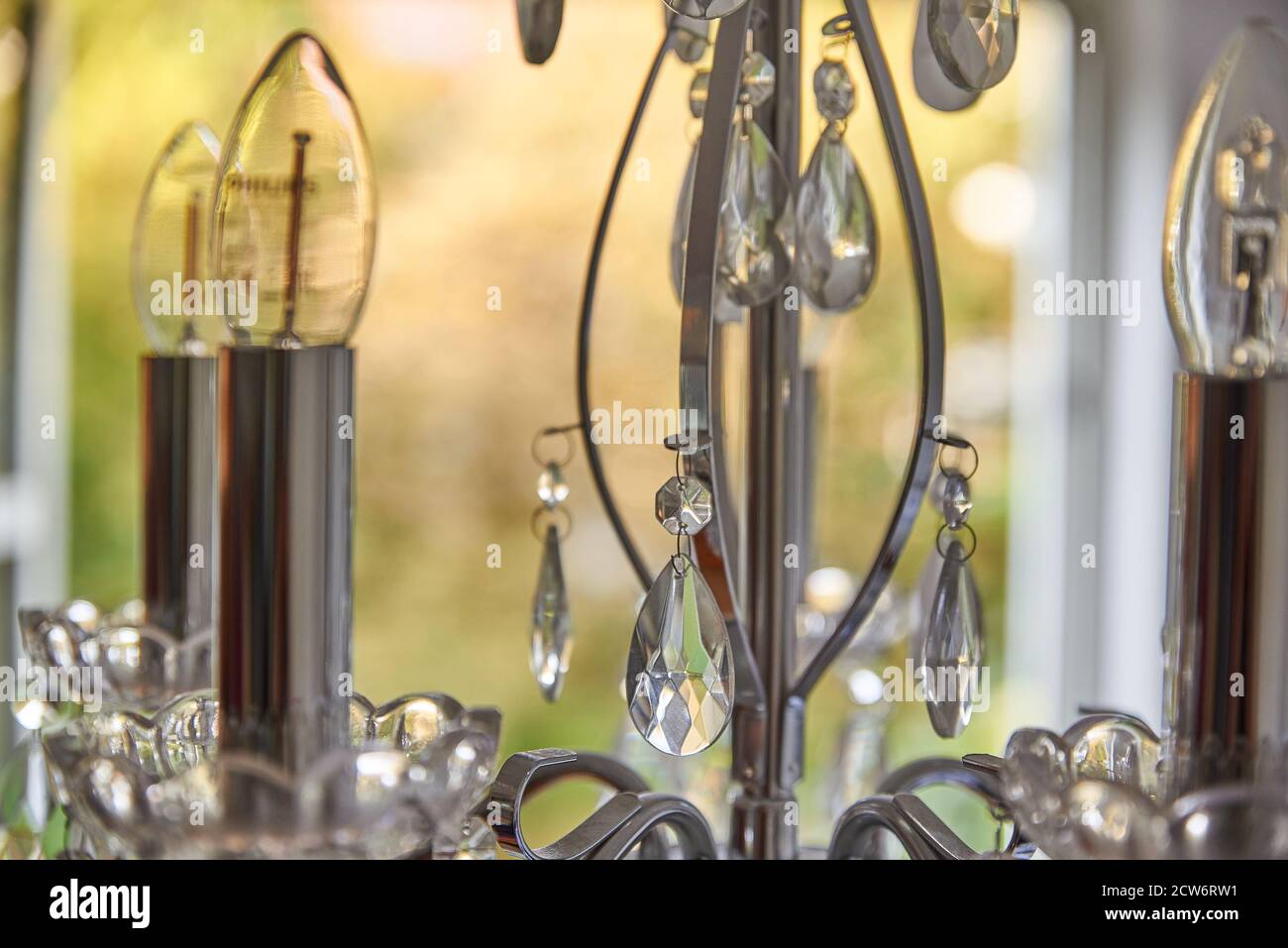 Primo piano di un lampadario in cristallo riflettente. Lampadario d'epoca. Foto Stock