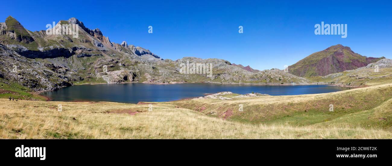 Vista panoramica sul lago Estaens, Pirenei spagnoli, Aragona, Spagna Foto Stock