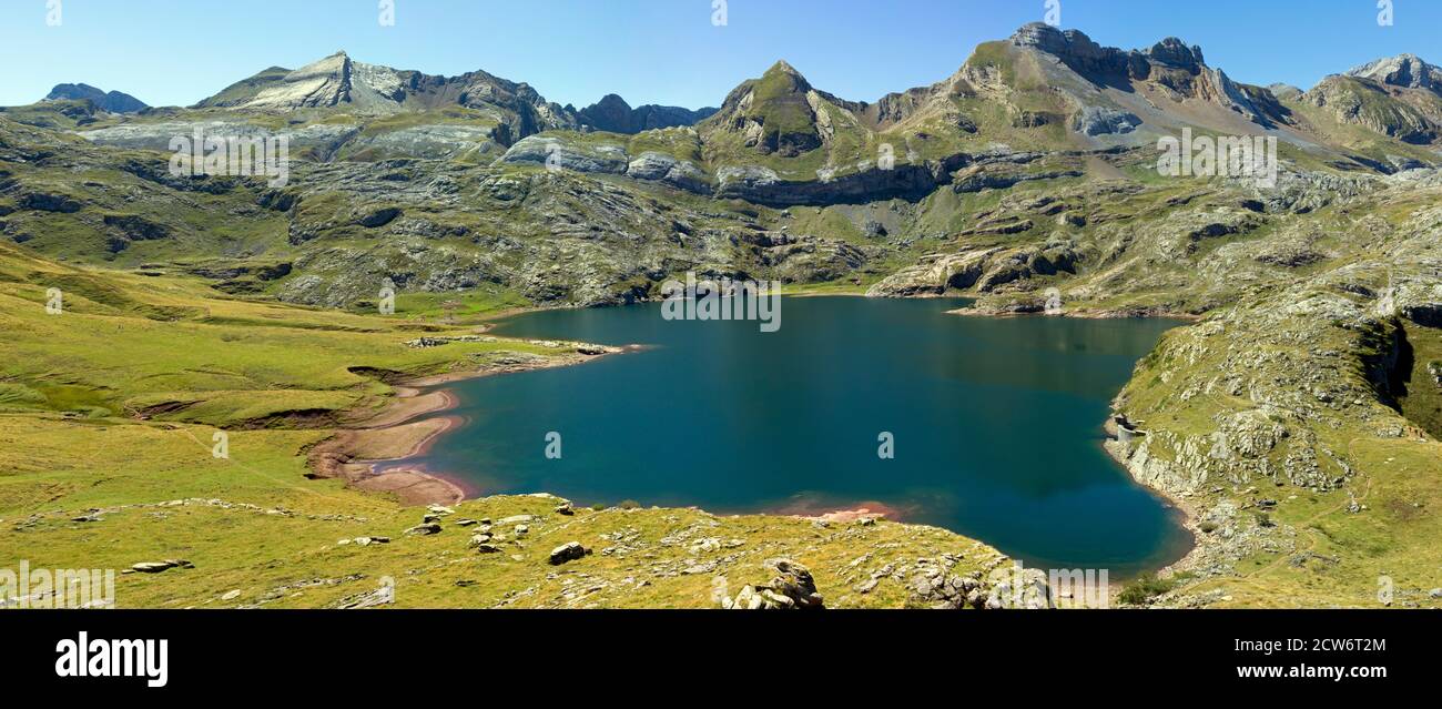 Vista panoramica sul lago Estaens, Pirenei spagnoli, Aragona, Spagna Foto Stock