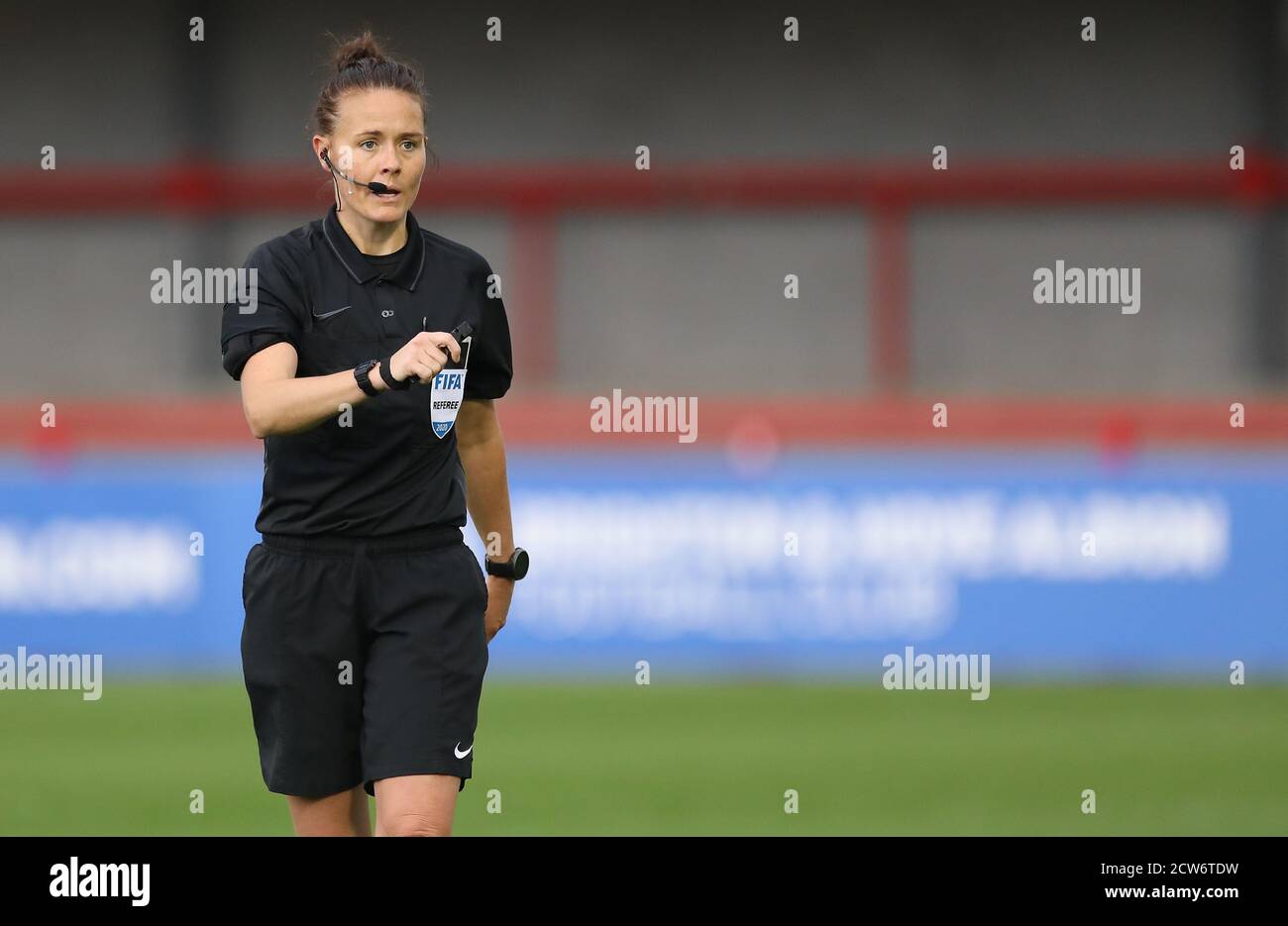 Arbitro Rebecca Walsh durante il quarto di finale della Vitality WomenÕs fa Cup tra le donne Brighton & Hove Albion e le donne della città di Birmingham presso lo PeopleÕs Pension Stadium di Crawley . 27 settembre 2020 Foto Stock