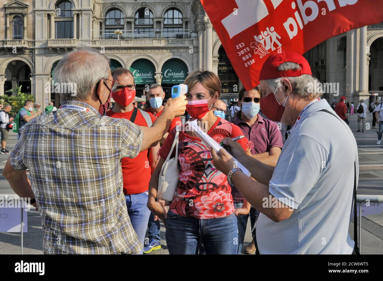 Milano (Italia), 18 settembre 2020, manifestazione nazionale dei sindacati confederali CGIL, CISL e UIL per la ripresa dei lavori dopo l'emergenza di Coronavirus; richiesta, tra gli altri, di ammortizzatori sociali, contratti nazionali, diritto all'istruzione e alla sanità pubblica, sicurezza sul lavoro e politiche industriali Foto Stock