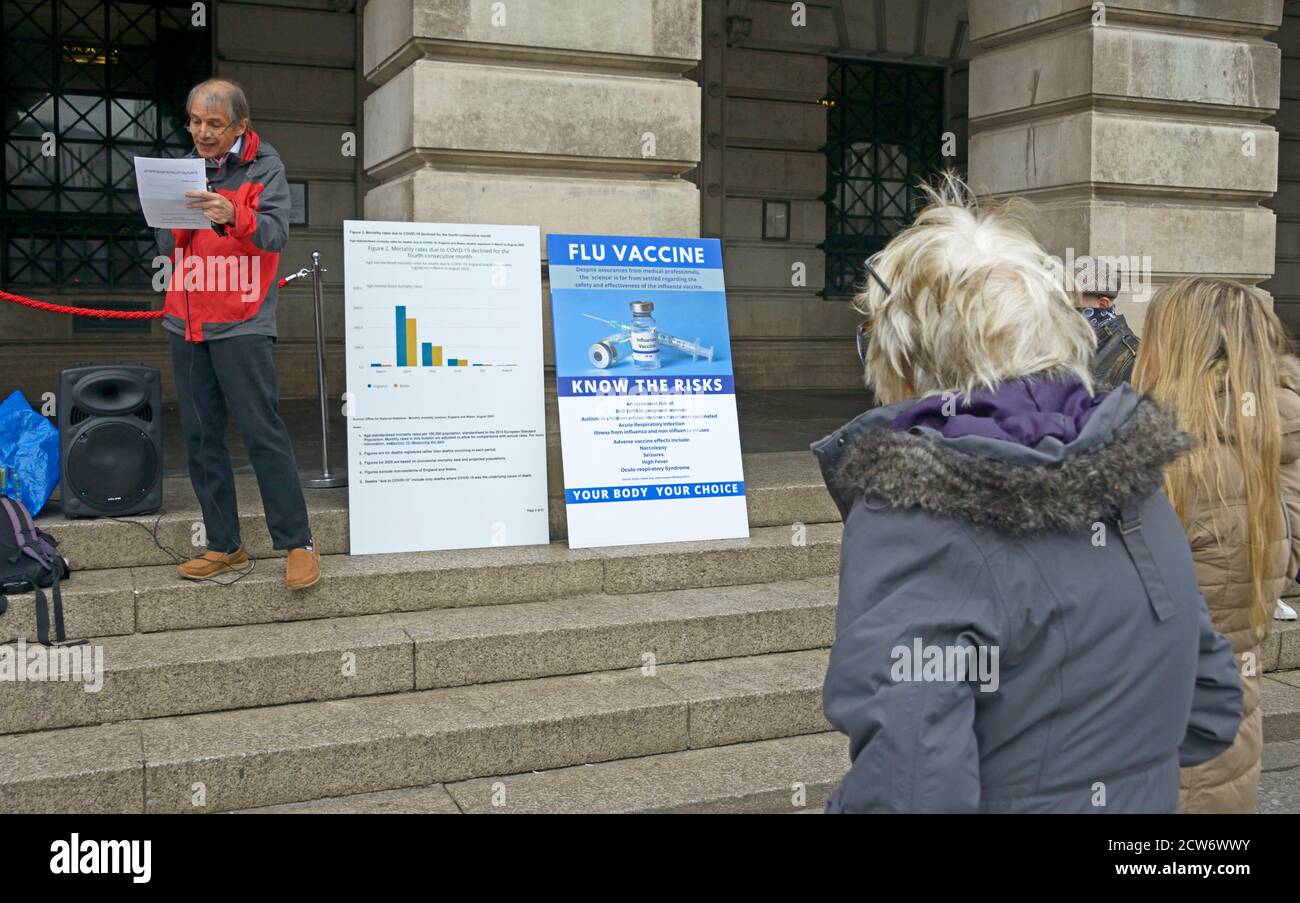 Persone che ascoltano l'oratore anti-vaccino Foto Stock