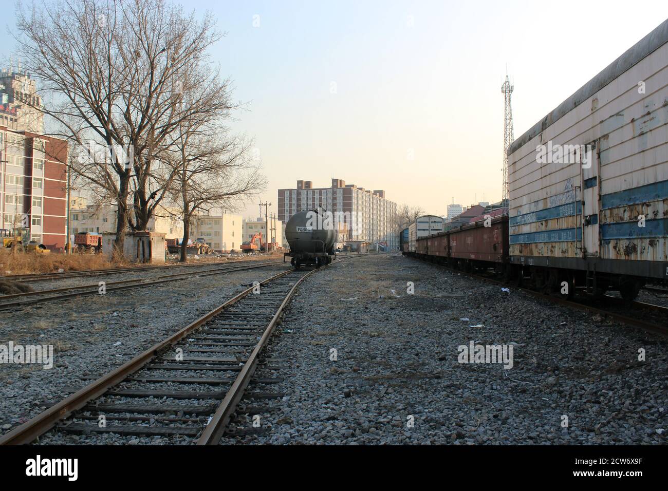 Pechino, Cina - 25 dicembre 2011: Il cantiere ferroviario della stazione di Pechino Nord, diversi treni merci in pista. Foto Stock