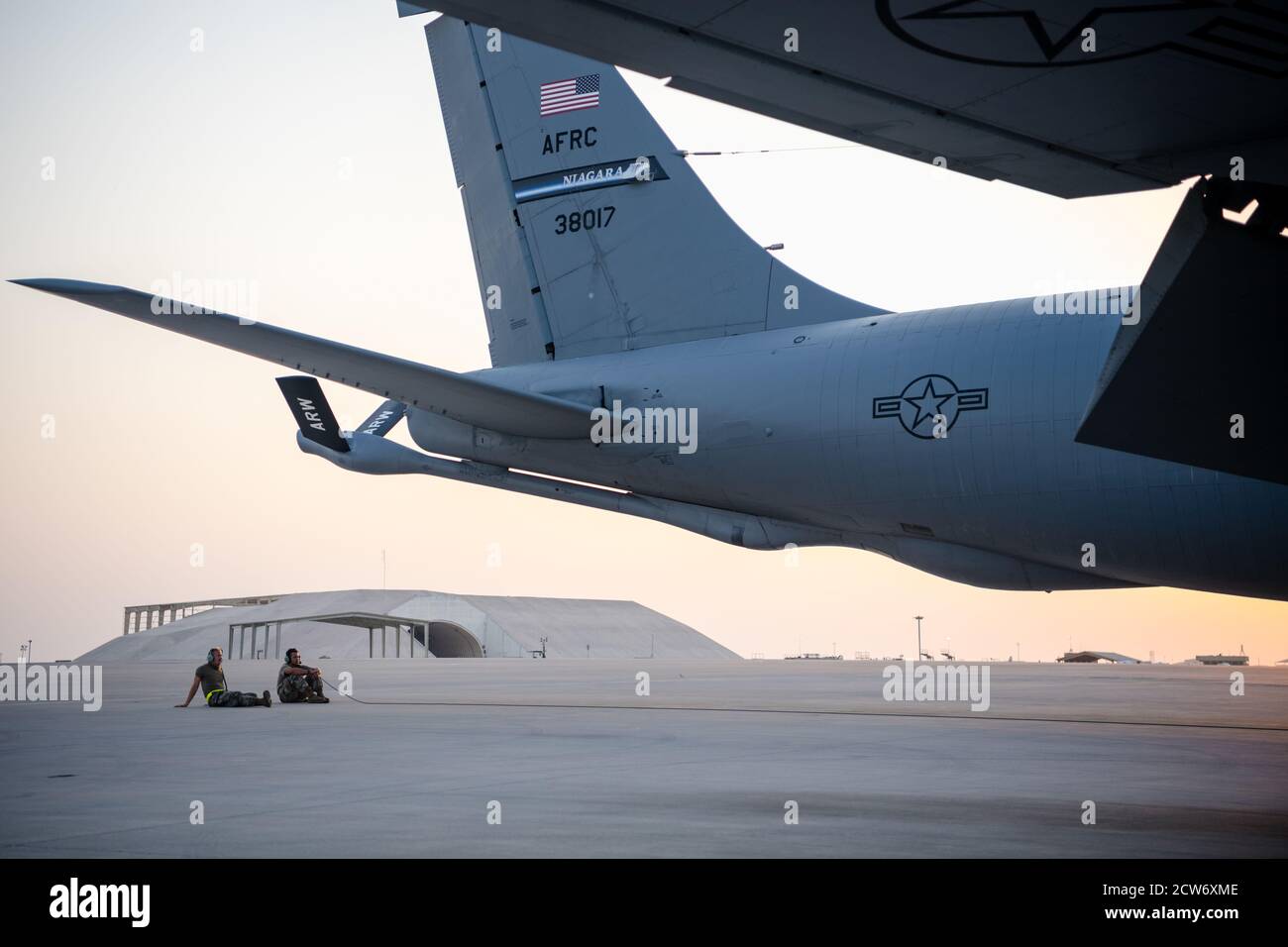 Gli Airmen dell'aeronautica degli Stati Uniti con il 379th Squadron di manutenzione dell'aereo di spedizione effettuano i controlli di pre-volo su un Stratotanker di KC-135 prima che decolli alla base aerea di al Udeid, Qatar, 18 settembre 2020. La KC-135 Stratotanker fornisce una capacità di rifornimento aereo in tutta l'area di responsabilità del Centro delle forze aeree degli Stati Uniti e migliora la principale missione dell'Aeronautica militare statunitense di portata globale. (STATI UNITI Air Force foto di staff Sgt. Lauren Parsons) Foto Stock