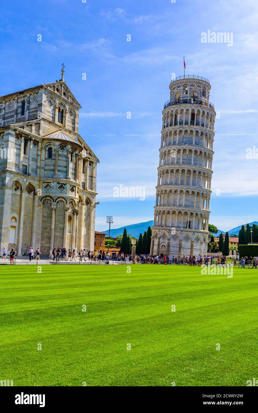 Duomo di Pisa con Torre Pendente di Pisa in Piazza dei Miracoli a Pisa, Toscana, Italia. Attrazione turistica famosa in tutto il mondo e viaggi d Foto Stock