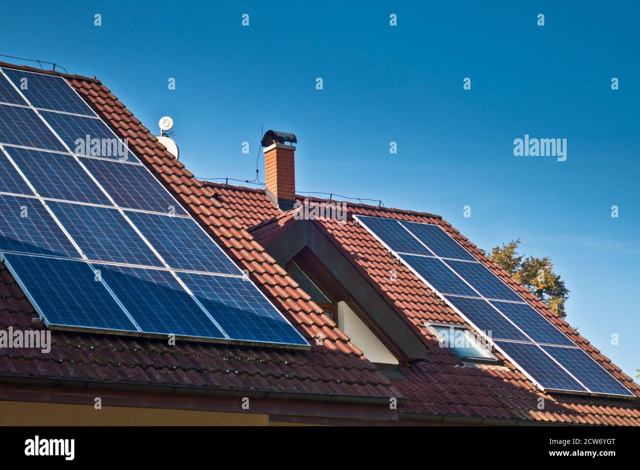 pannelli fotovoltaici solari sul tetto di una casa per generare energia elettrica pulita Foto Stock