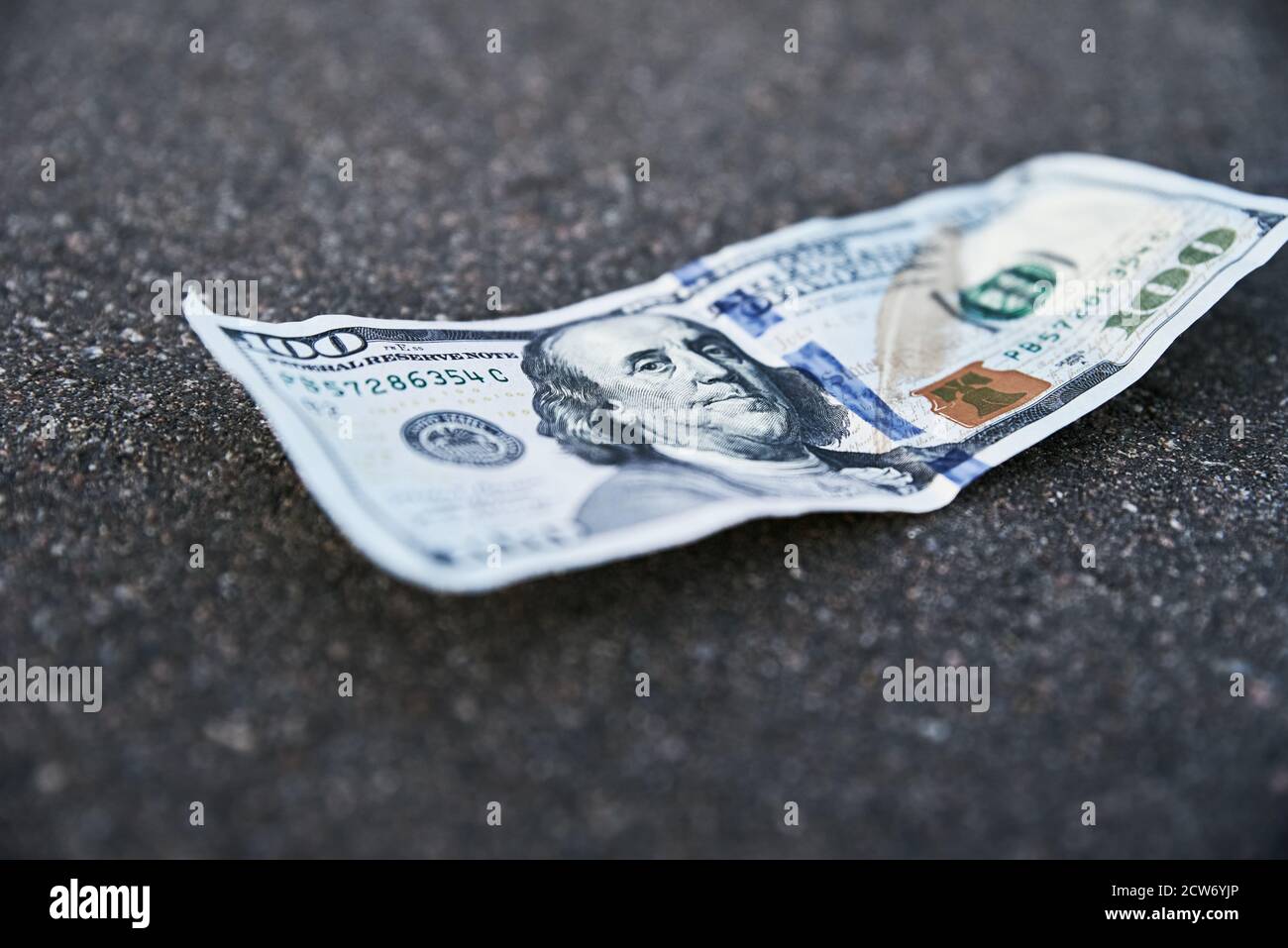 Banconota da cento dollari a terra. Concetto di denaro perduto Foto Stock