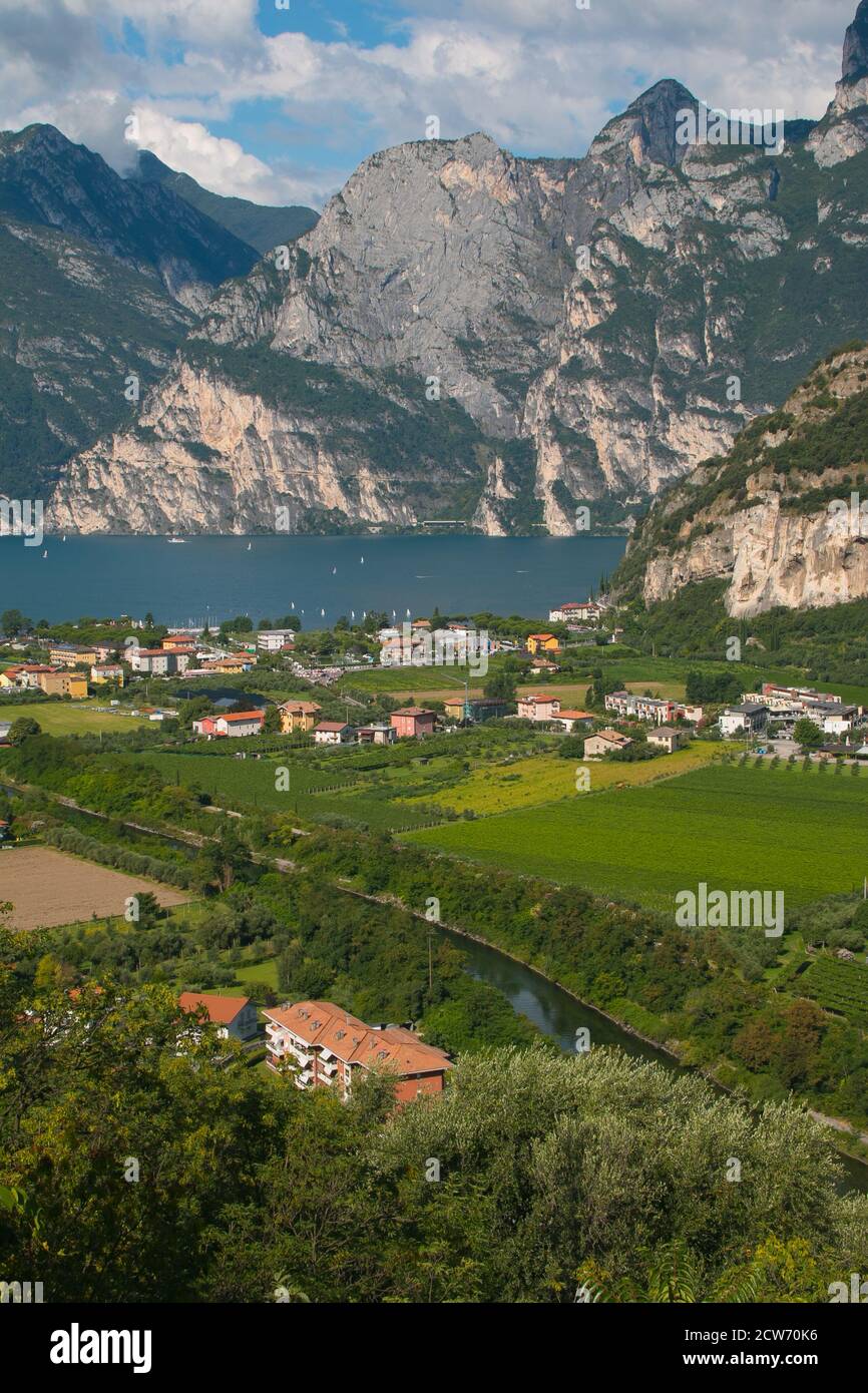 Vista panoramica del paese di Riva del Garda sul lago di Garda, Trentino Alto Adige, Italia Foto Stock