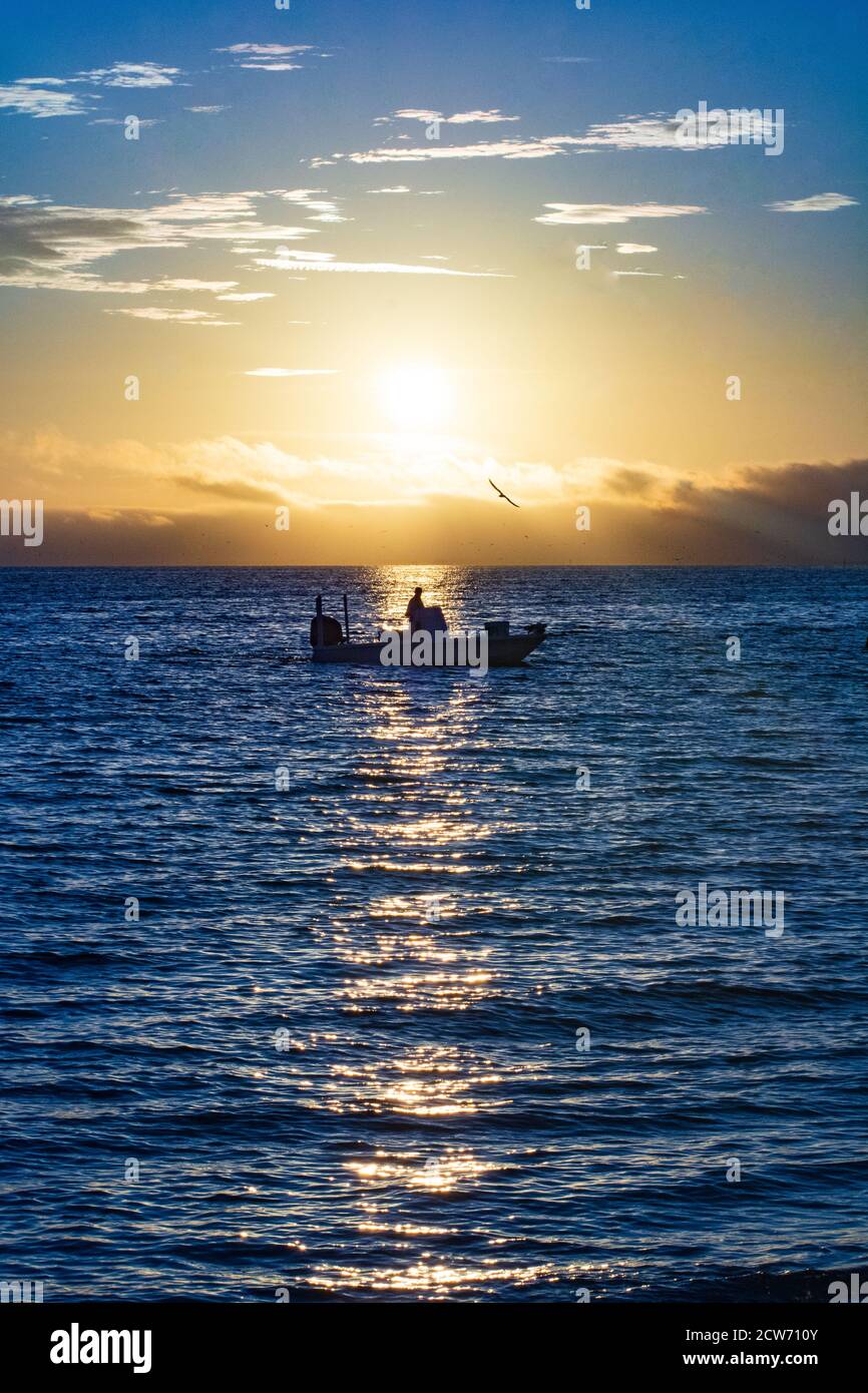 Un pescatore inizia presto la sua giornata, pescando nel Golfo del Messico a Bean Point su Anna Maria Island, Florida, USA Foto Stock