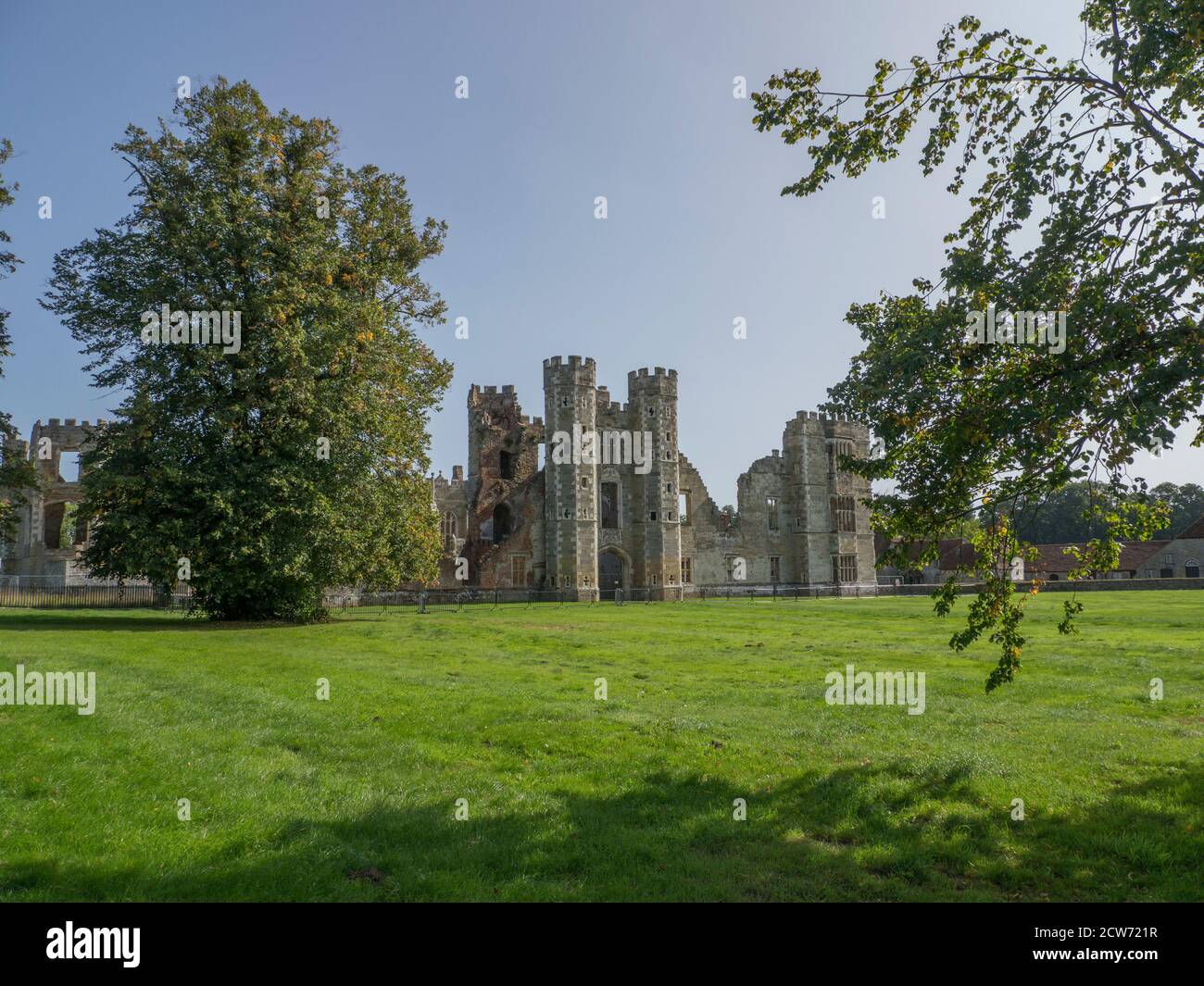 Rovine di Cowdray Midhurst Sussex è costituito dalle rovine di una delle grandi case Tudor d'Inghilterra, Foto Stock