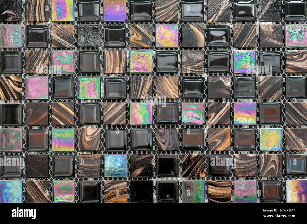Mosaico di piastrelle in ceramica nera, marrone e madreperla Foto stock -  Alamy