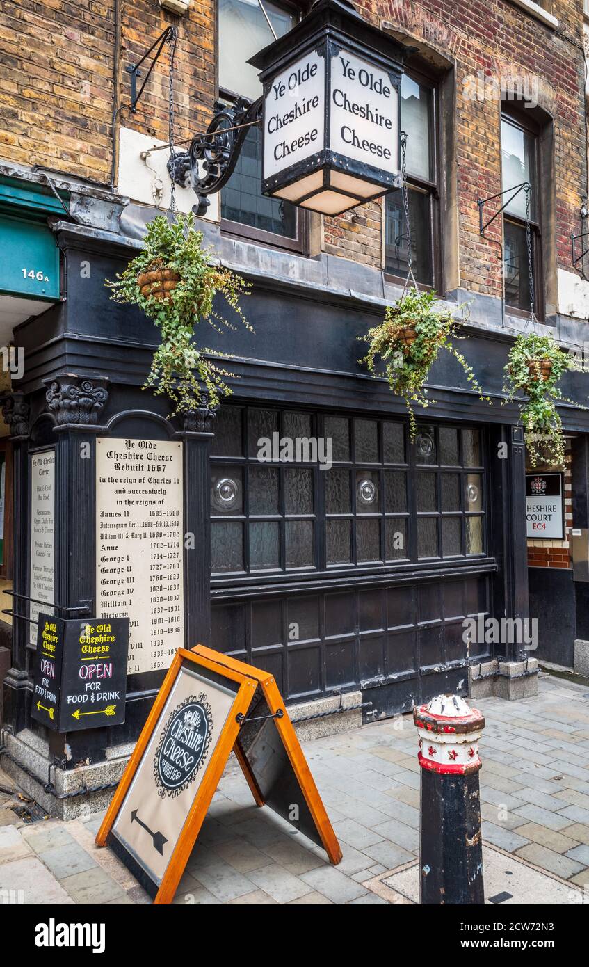 YE Olde Cheshire Cheese Pub - storico pub londinese in Fleet Street, nel centro di Londra, ricostruito nel 1667 dopo il Grande incendio di Londra. Foto Stock