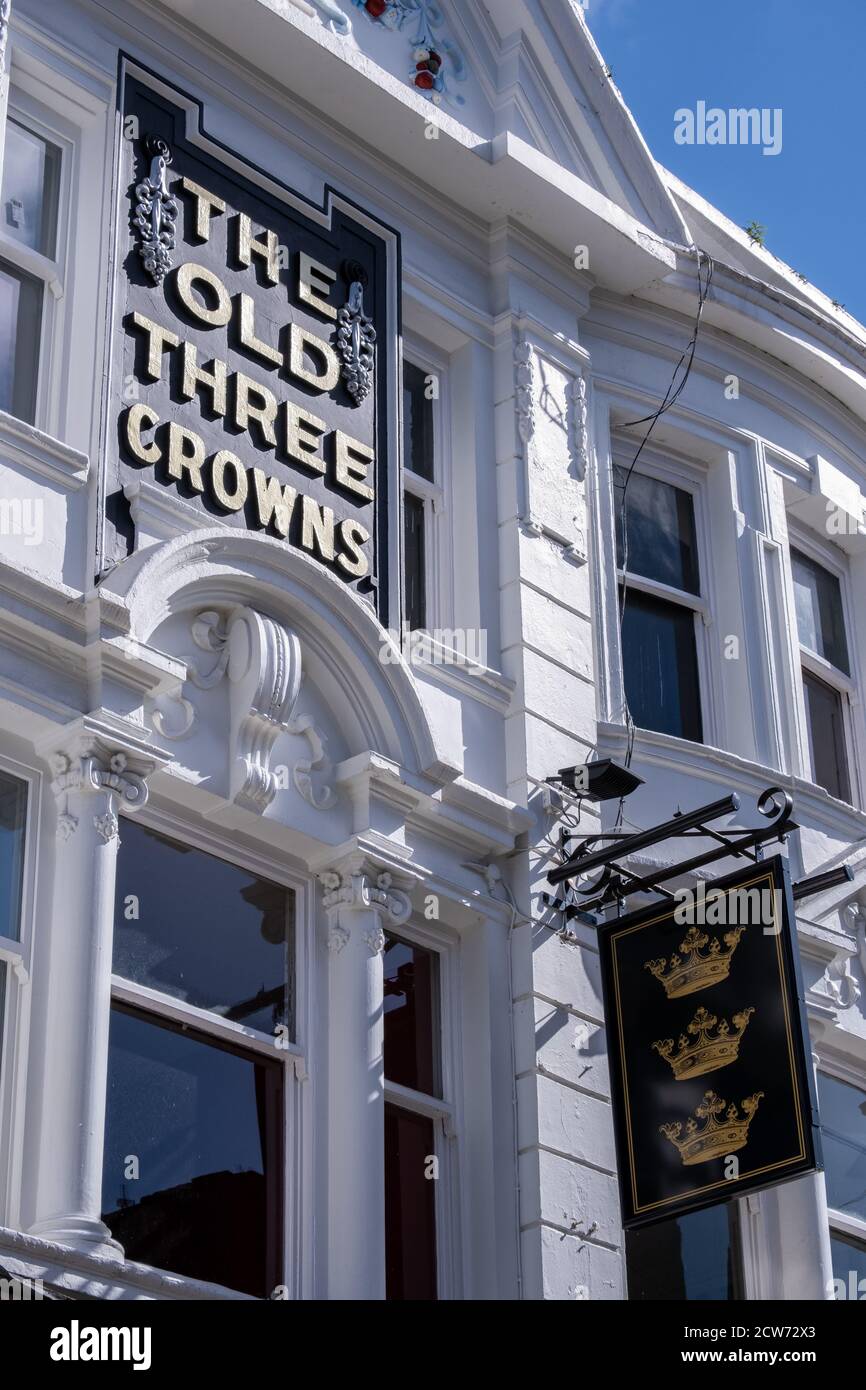 Nome e segno della casa pubblica Old Three Crowns in Bolton Lancashire luglio 2020 Foto Stock