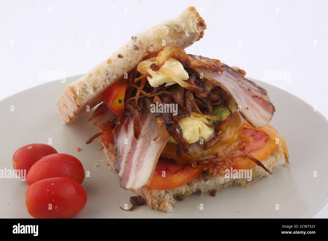 panino fatto in casa con pomodori pancetta e salsa maionese Foto Stock