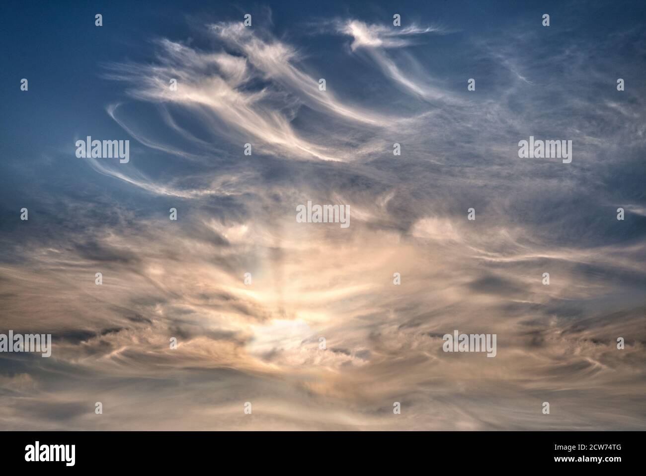FOTOGRAFIA CONCETTUALE: Formazione drammatica di nuvole contro la luce solare Foto Stock