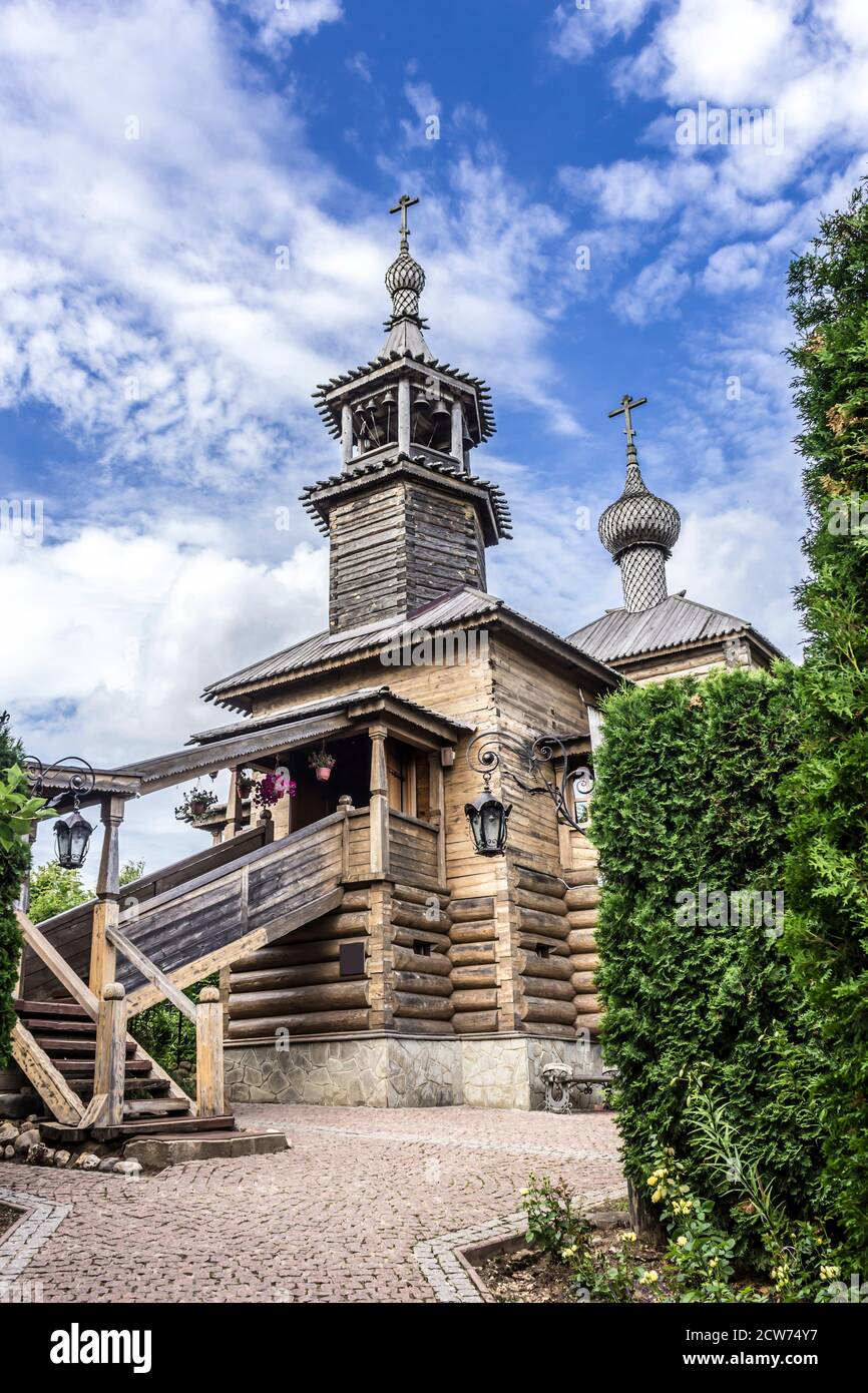 La chiesa è costruita in tronchi, decorata con sculture.Scala di legno, galleria . Architettura del XVIII secolo. Città provinciale di Borovsk in Russia. Foto Stock