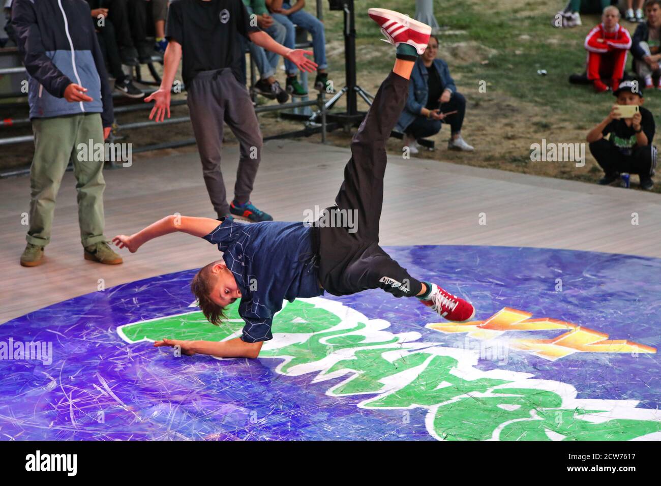 Non esclusivo: KHARKIV, UCRAINA - 27 SETTEMBRE 2020 - UN b-boy si esibisce durante il festival dell'hip hop BREAKIDZ XX a Kharkiv, Ucraina nordorientale. Foto Stock