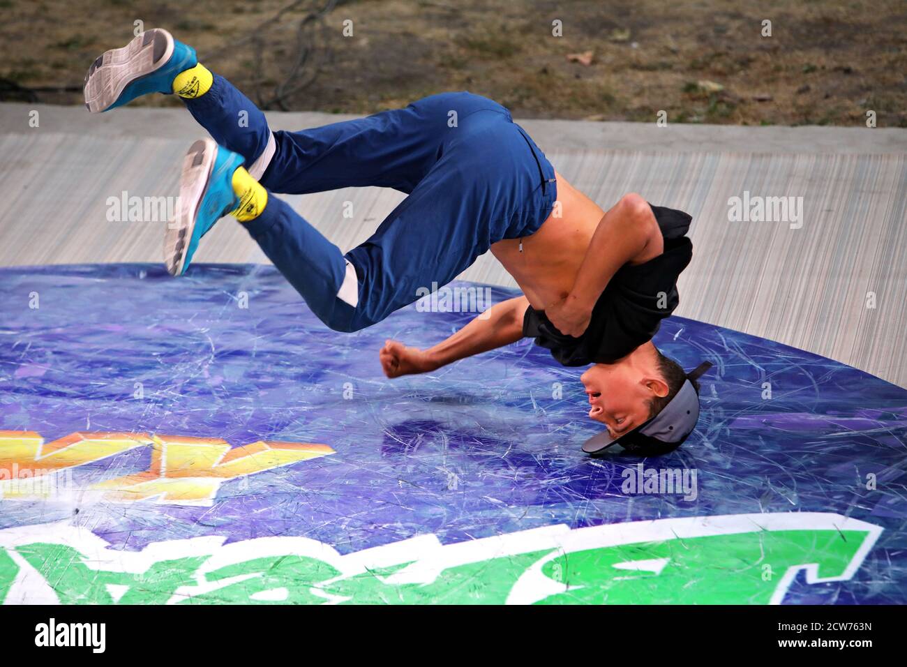 Non esclusivo: KHARKIV, UCRAINA - 27 SETTEMBRE 2020 - UN b-boy si esibisce durante il festival dell'hip hop BREAKIDZ XX a Kharkiv, Ucraina nordorientale. Foto Stock