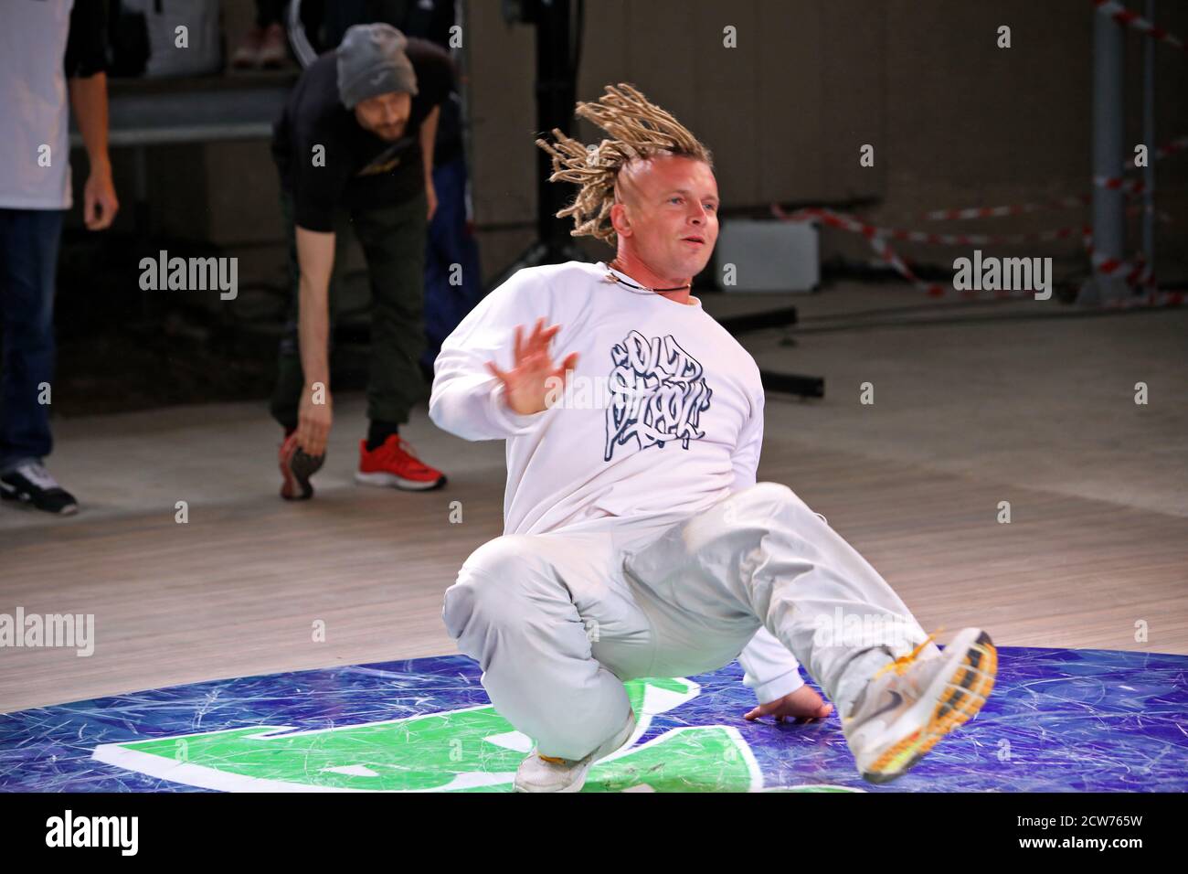 Non esclusivo: KHARKIV, UCRAINA - 27 SETTEMBRE 2020 - UN b-boy si esibisce durante il festival dell'hip hop BREAKIDZ XX a Kharkiv, Ucraina nordorientale. Foto Stock