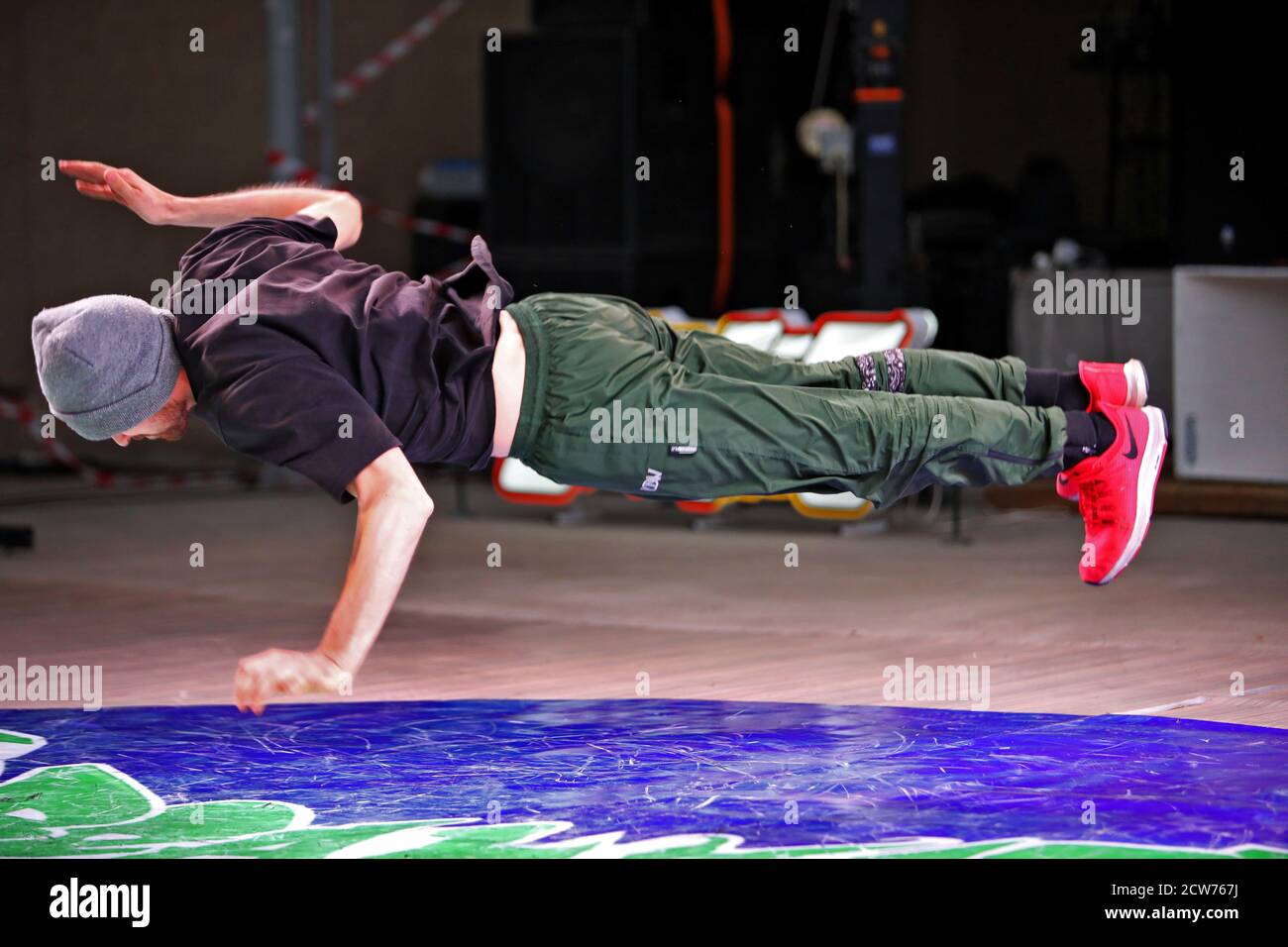 Non esclusivo: KHARKIV, UCRAINA - 27 SETTEMBRE 2020 - UN b-boy si esibisce durante il festival dell'hip hop BREAKIDZ XX a Kharkiv, Ucraina nordorientale. Foto Stock