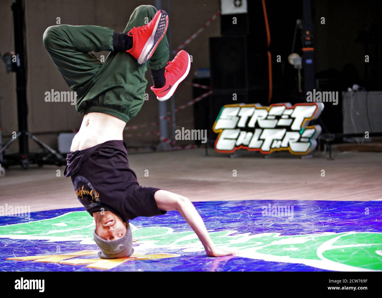 Non esclusivo: KHARKIV, UCRAINA - 27 SETTEMBRE 2020 - UN b-boy si esibisce durante il festival dell'hip hop BREAKIDZ XX a Kharkiv, Ucraina nordorientale. Foto Stock