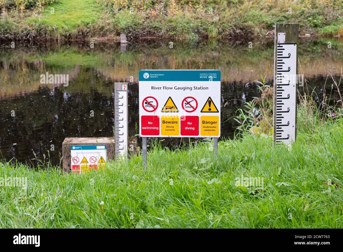 Stazione di misurazione del flusso fluviale sul fiume Swale a Catterick Bridge, North Yorkshire, Inghilterra, Regno Unito Foto Stock