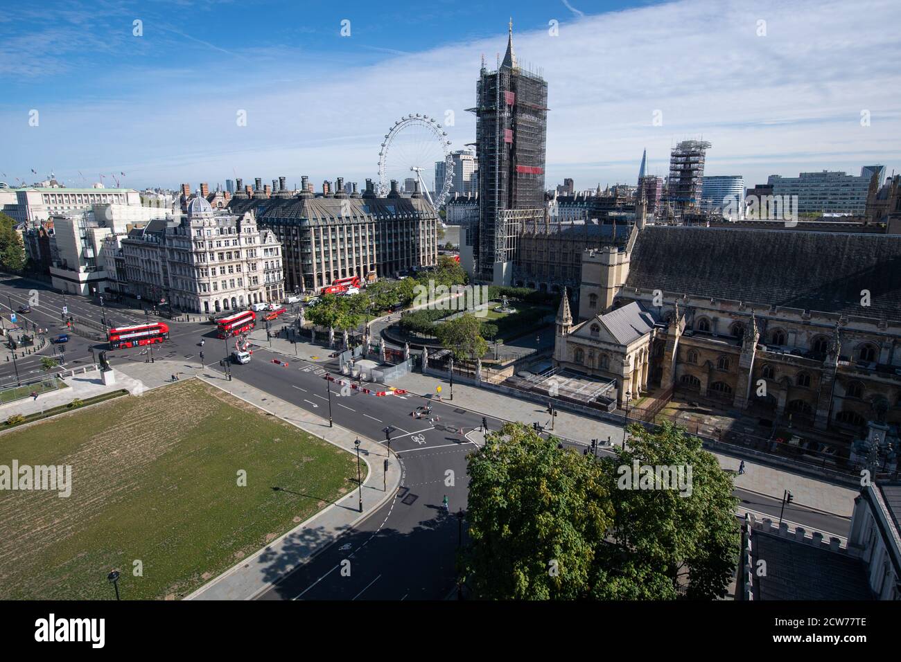 Vista generale delle torri di Whitehall, del London Eye, della statua di Winston Churchill all'angolo di Parliament Square, Westminster Hall e del Parlamento, lungo Parliament Street e Abingdon Street a Westminster, Londra. Foto Stock