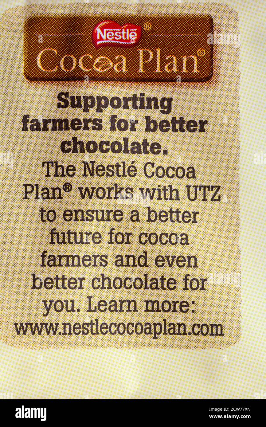 Il piano Nestle Cocoa sostiene gli agricoltori per una migliore informazione sul cioccolato Pacchetto di barrette di cioccolato Nestle Milkybar Foto Stock