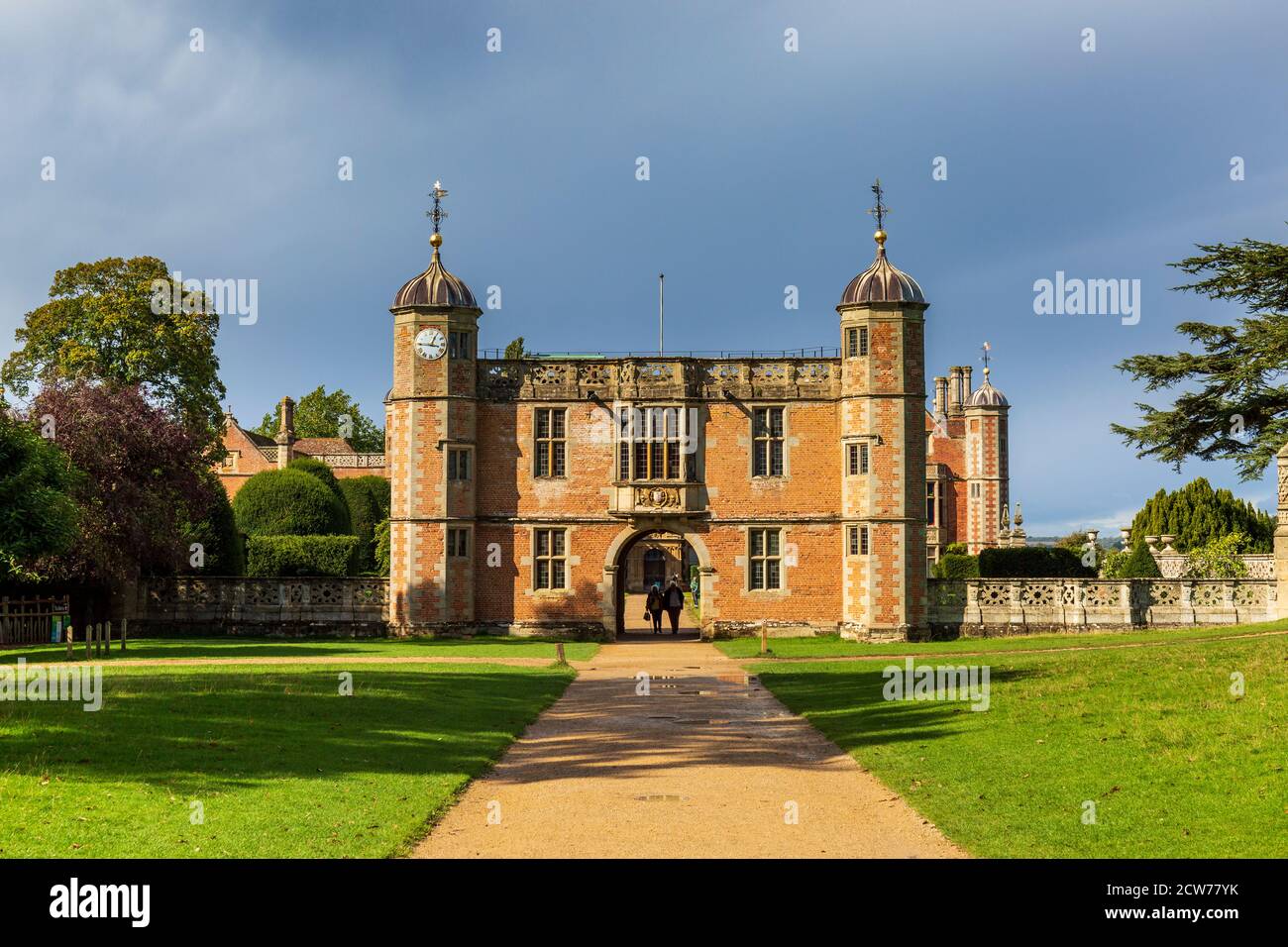 Una tempesta d'autunno che si avvicina alla Tudor House al Charlecote Park nel Warwickshire, Inghilterra Foto Stock