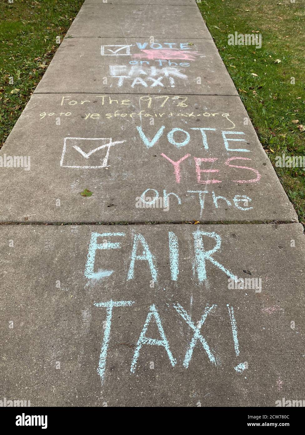 Il messaggio del gesso del marciapiede di votare sì sull'emendamento dell'Illinois relativo alla Fair Tax sullo scrutinio delle elezioni del 2020. Foto Stock