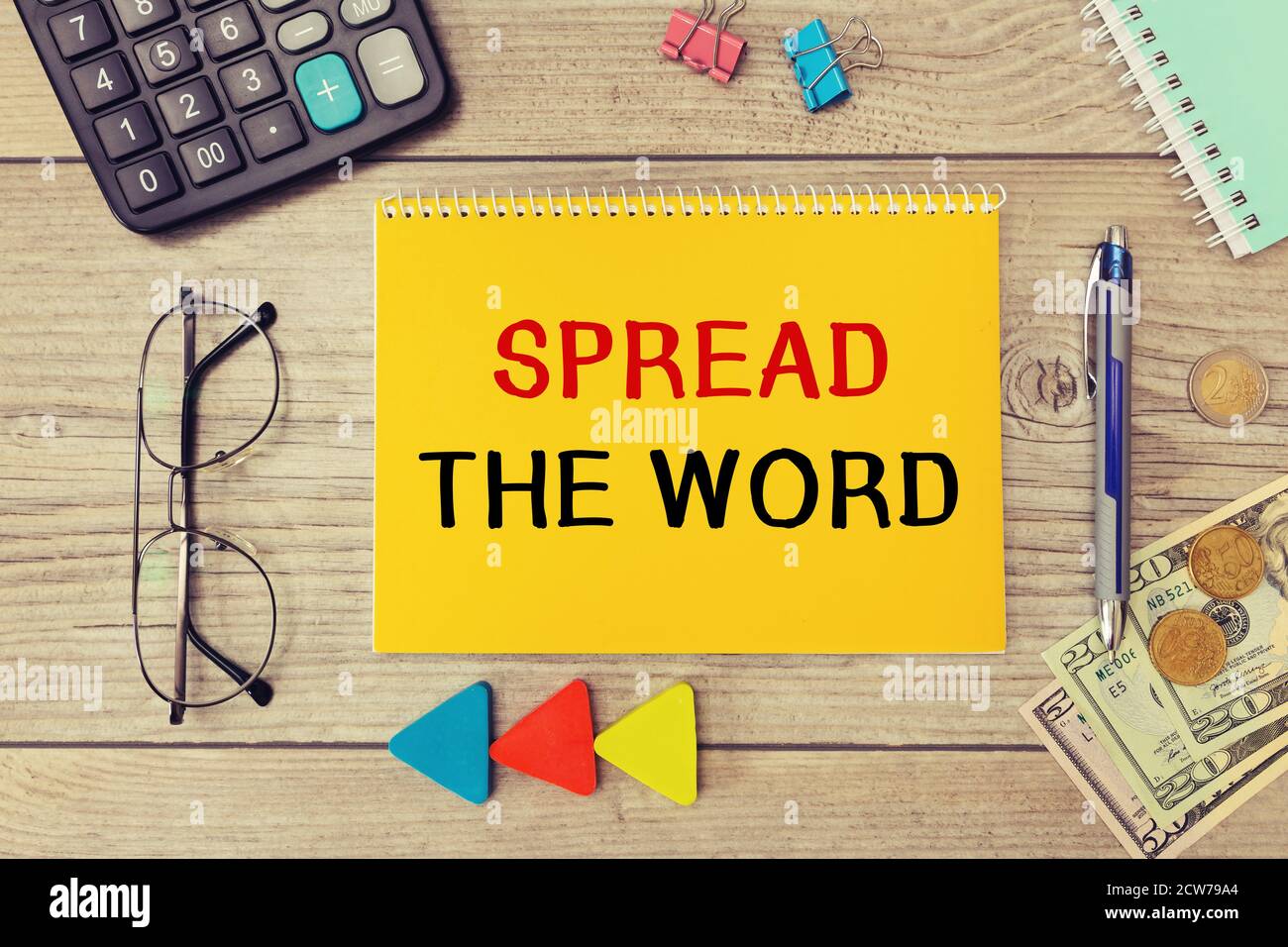 Blocco note vuoto con testo DIFFONDERE LA PAROLA su una superficie di legno Foto Stock
