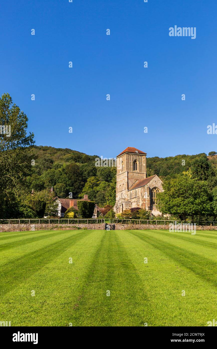Little Malvern Priory e Little Malvern Court con le colline Malvern sullo sfondo, Worcestershire, Inghilterra Foto Stock