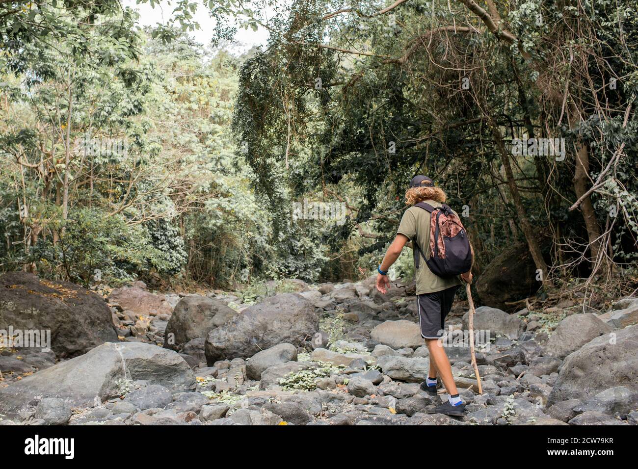 turismo locale. un uomo cammina nei parchi locali. foto di alta qualità Foto Stock