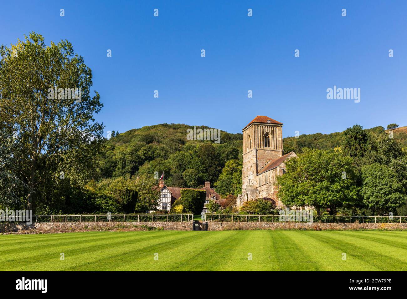 Little Malvern Priory e Little Malvern Court con le colline Malvern sullo sfondo, Worcestershire, Inghilterra Foto Stock